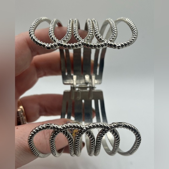 ✨ Vintage Silver-Tone Statement Cuff Bracelet – 7.5” ✨ - Picture 3 of 3